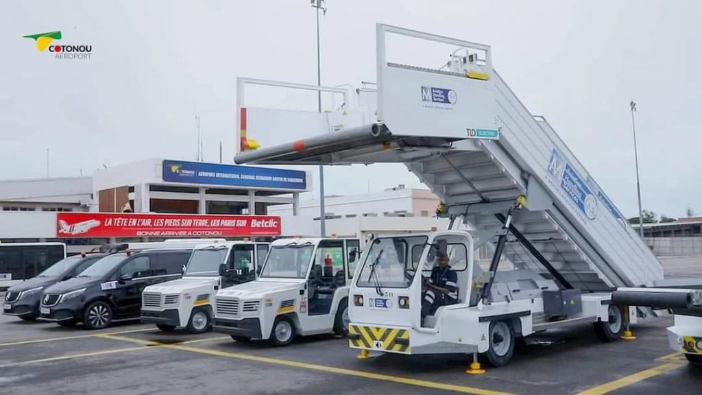 AHS Bénin Modernise son Parc d’Équipements à Cotonou Aéroport avec des Véhicules Électriques Écoresponsables